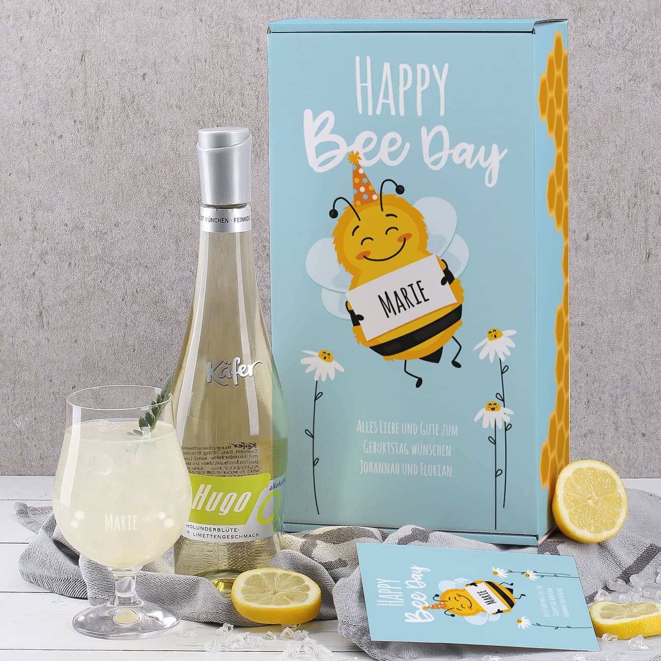 Geschenkset zum Geburtstag mit Ihrem Wunschnamen bedruckt, einem Cocktailglas, Postkarte und alkoholfreien Hugo