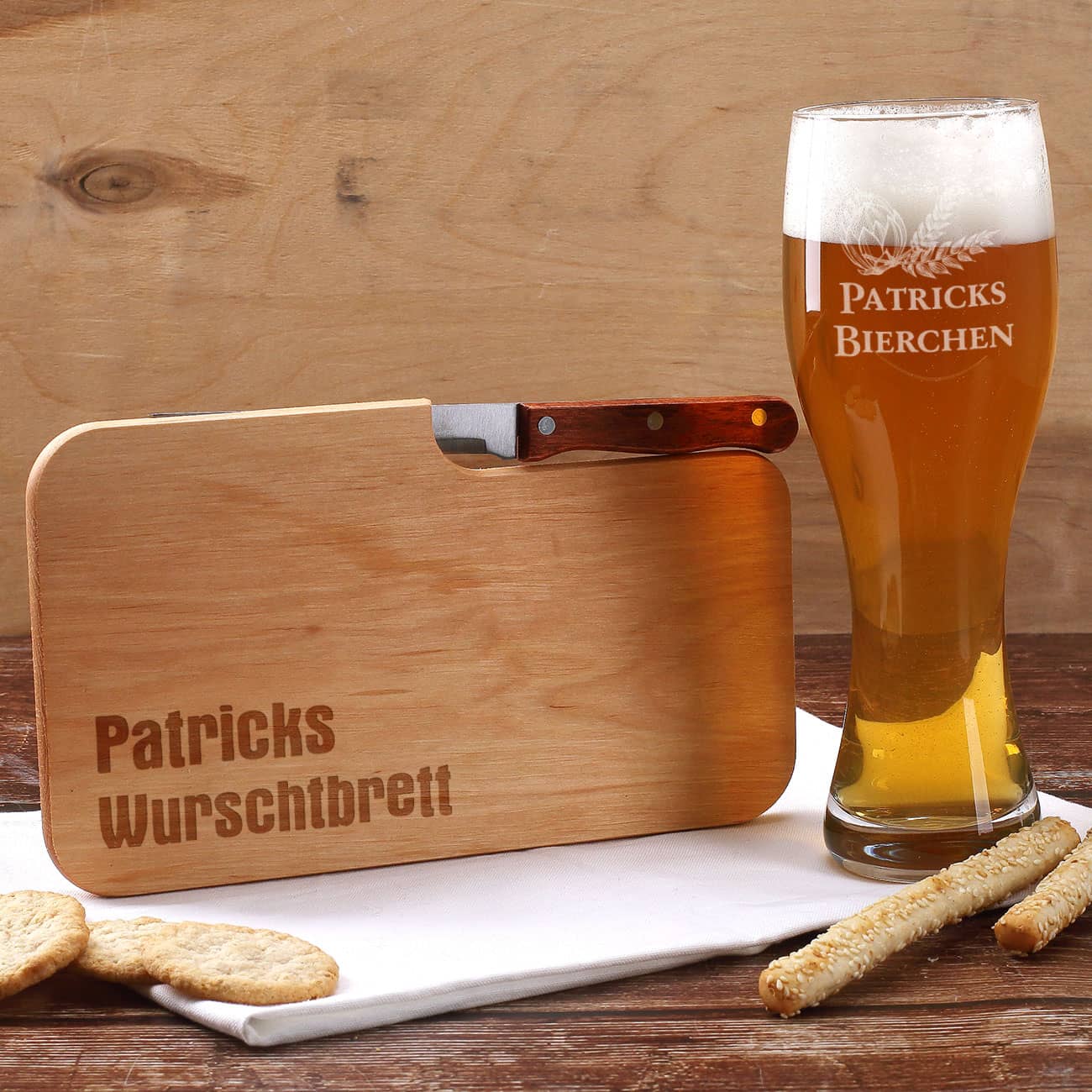 Messerbrett und Bierglas im Set