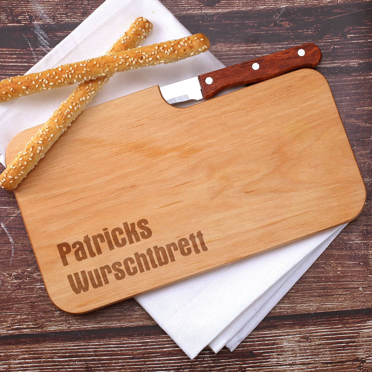 Holzbrettchen mit Messer und Gravur