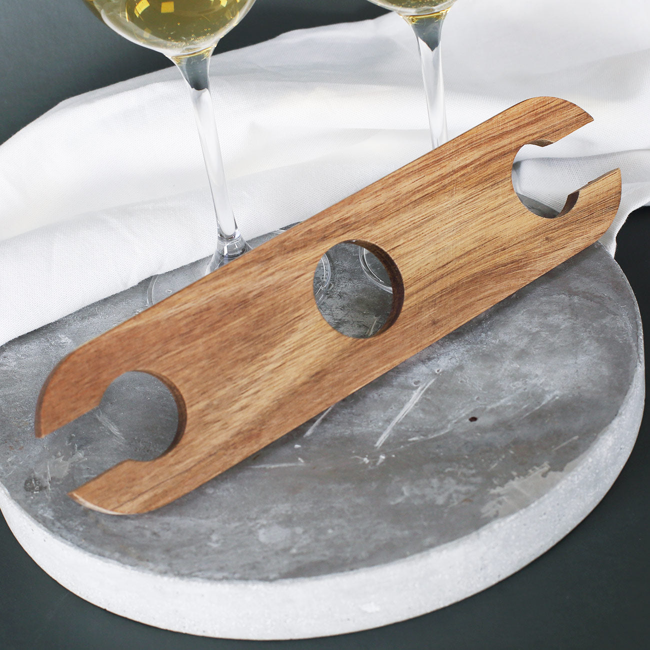 Weinbutler aus Holz in Nahaufnahme, geeignet für eine Weinflasche und zwei Gläser