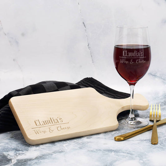 Weinglas und Holzbrett graviert mit Wine & Cheese und Name