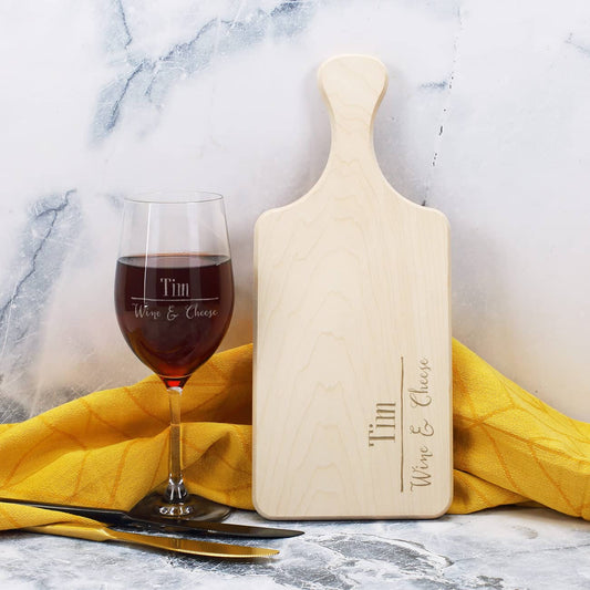 Weinglas und Holzbrett graviert mit Wine & Cheese und Name