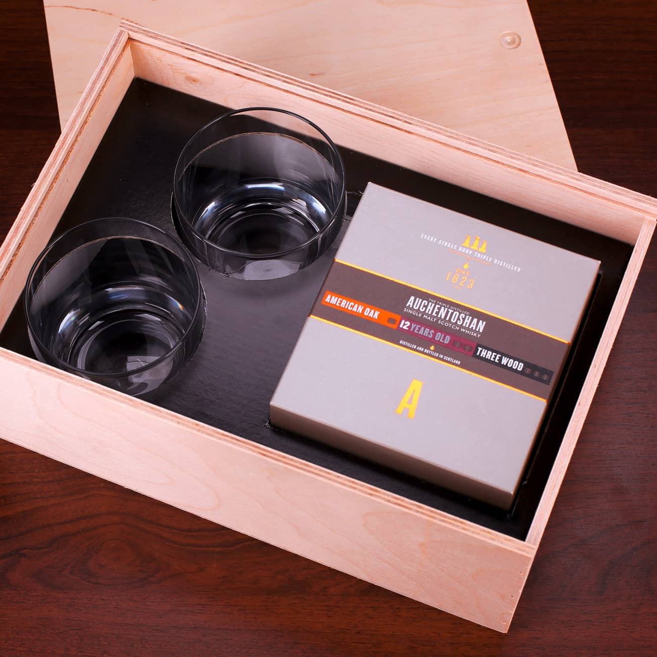 Edles schwarzes Inlay sorgt für sicheren Platz im Inneren der Holzkiste