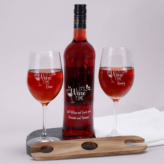 gravierte Rotwild-Flasche mit zwei Weingläsern mit Namen und Weinbutler