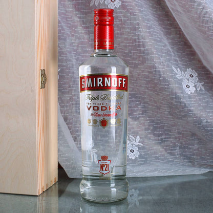 Vodka Smirnoff 750ml Flasche im Geschenkset mit Schnapsgläsern und gravierter Holzkiste