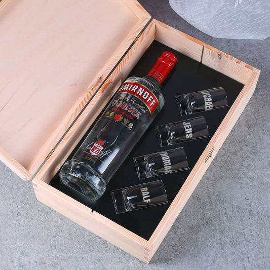 4 gravierte Vodka-Gläser und eine Flasche Smirnoff-Vodka haben im Inneren der Holzkiste platz.