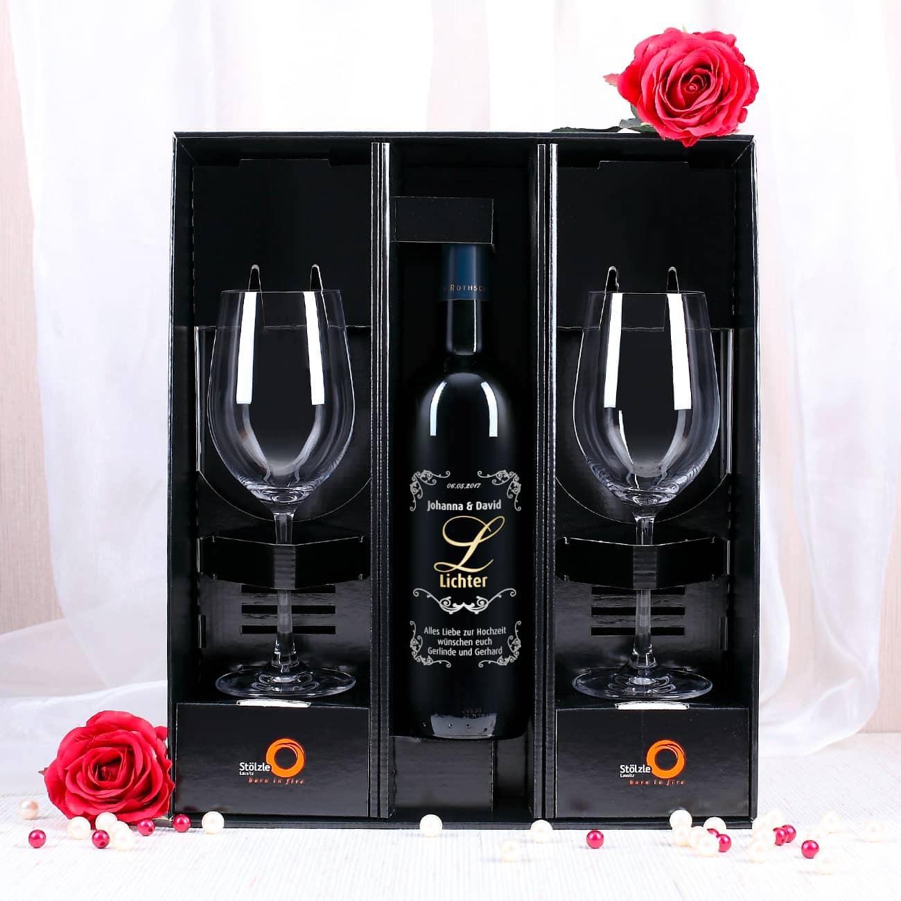 Geschenkset in schwarzem Karton mit Weinflasche und zwei Gläsern