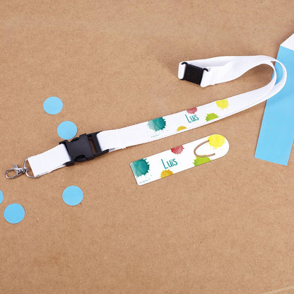 Weißes Schlüsselband und ein Lesezeichen mit buntem Motiv