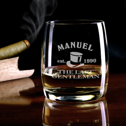Personalisiertes Whiskyglas „The Last Gentleman Manuel est. 1990“ mit Whisky und Zigarre