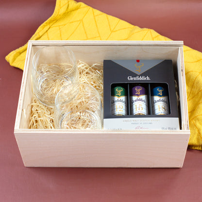 Geöffnete Holzbox mit Whiskygläsern und Glenfiddich Miniaturflaschen als Geschenkset für Whisky-Liebhaber