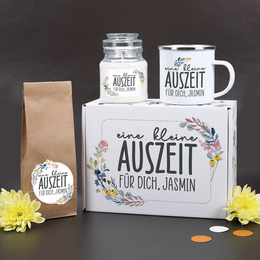 Eine kleine Auszeit - Personalisiertes Geschenkset mit Tasse, Tee, Duftkerze und Verpackung