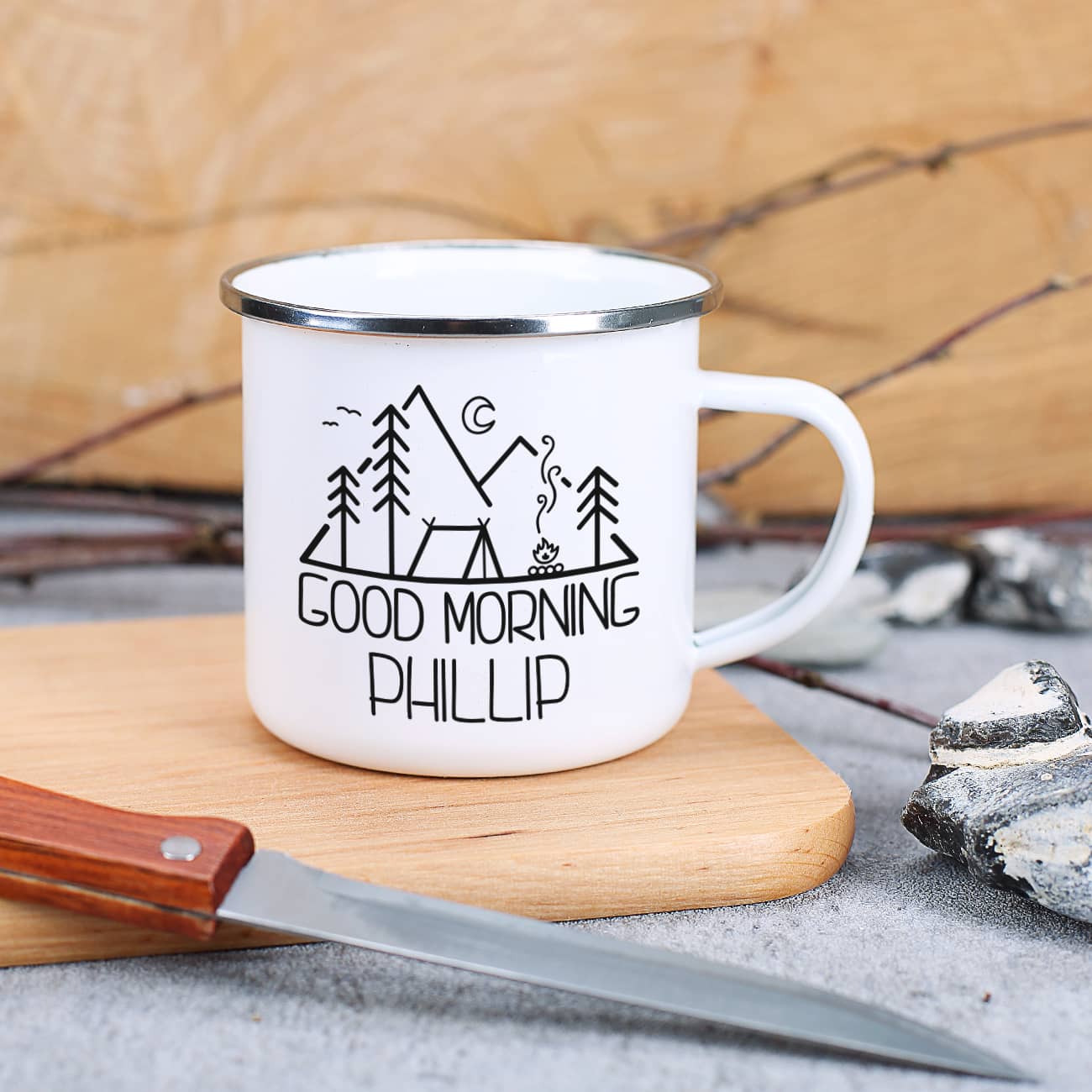 Messerbrett und Emailletasse im Set mit Campingmotiv