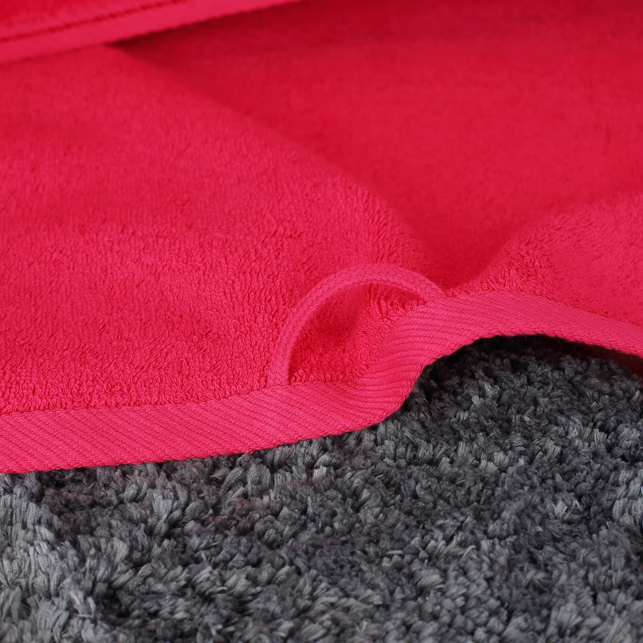 Himbeerfarbenes Handtuch Detail