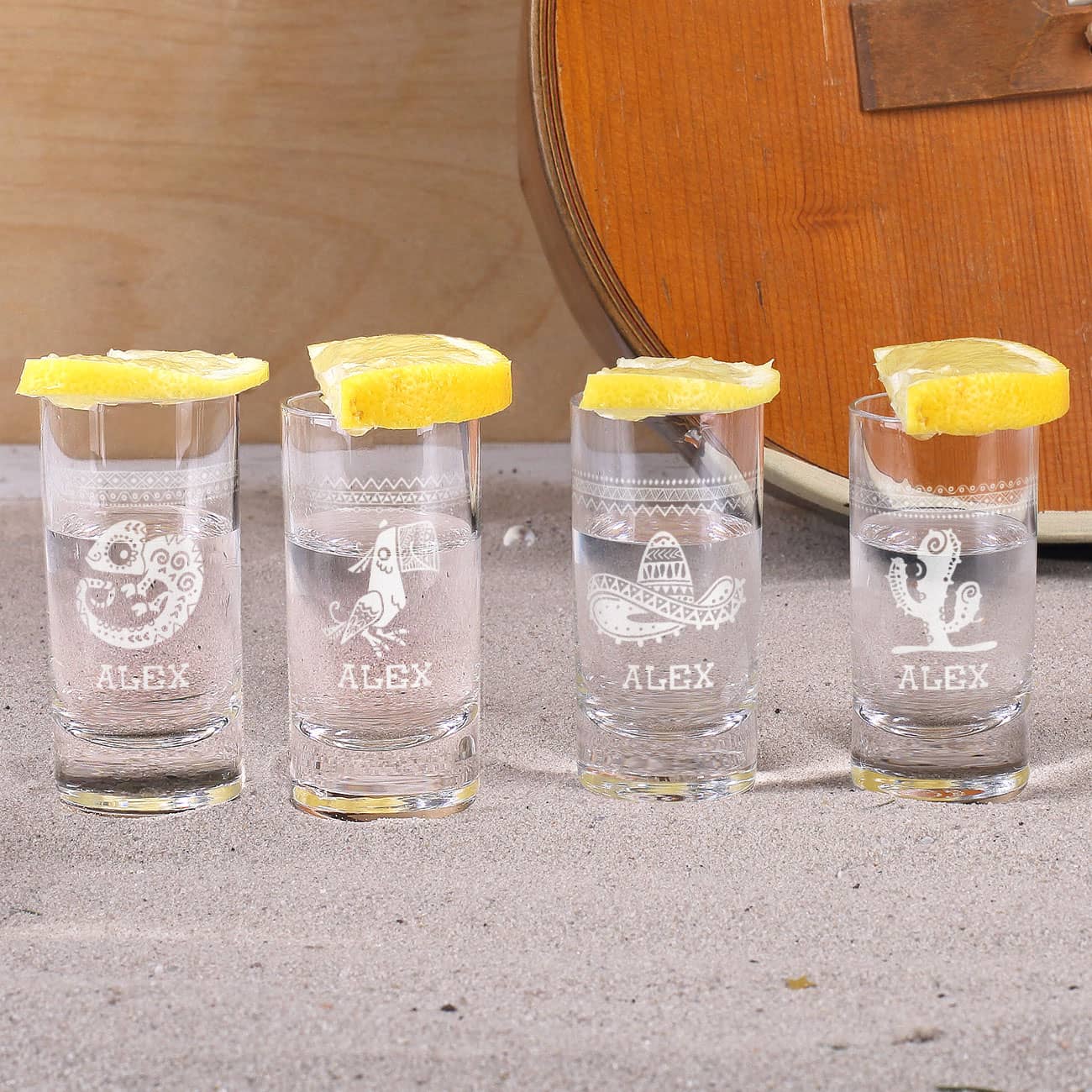 Chamaeleon Leguan Papagei Tucan Sombrero Hut und Kaktus werden auf 4 Schnapsgläser und mit Wunschname graviert