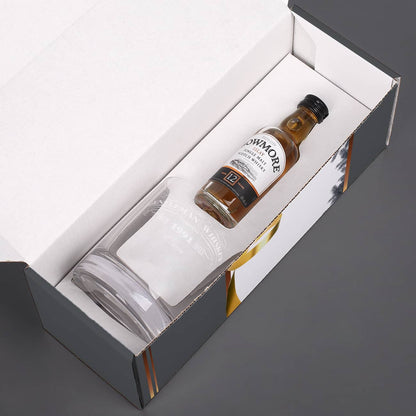 sicher Verpacktes Set aus Glas und Miniaturflasche Bowmore Whisky