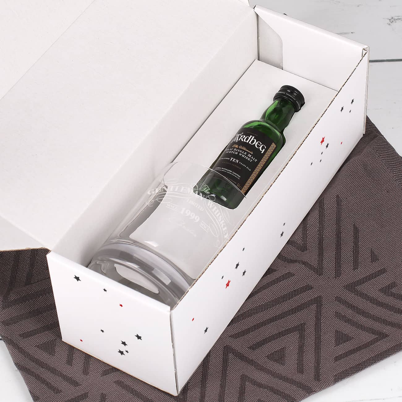 Glas mit Whisky in der Verpackung