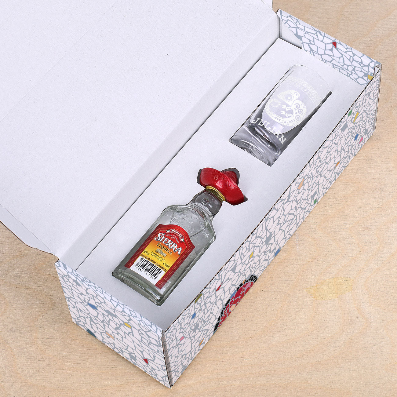 Sierra Tequila Flasche und graviertes Schnapsglas haben einen sicheren Platz in der bedruckten Pappbox