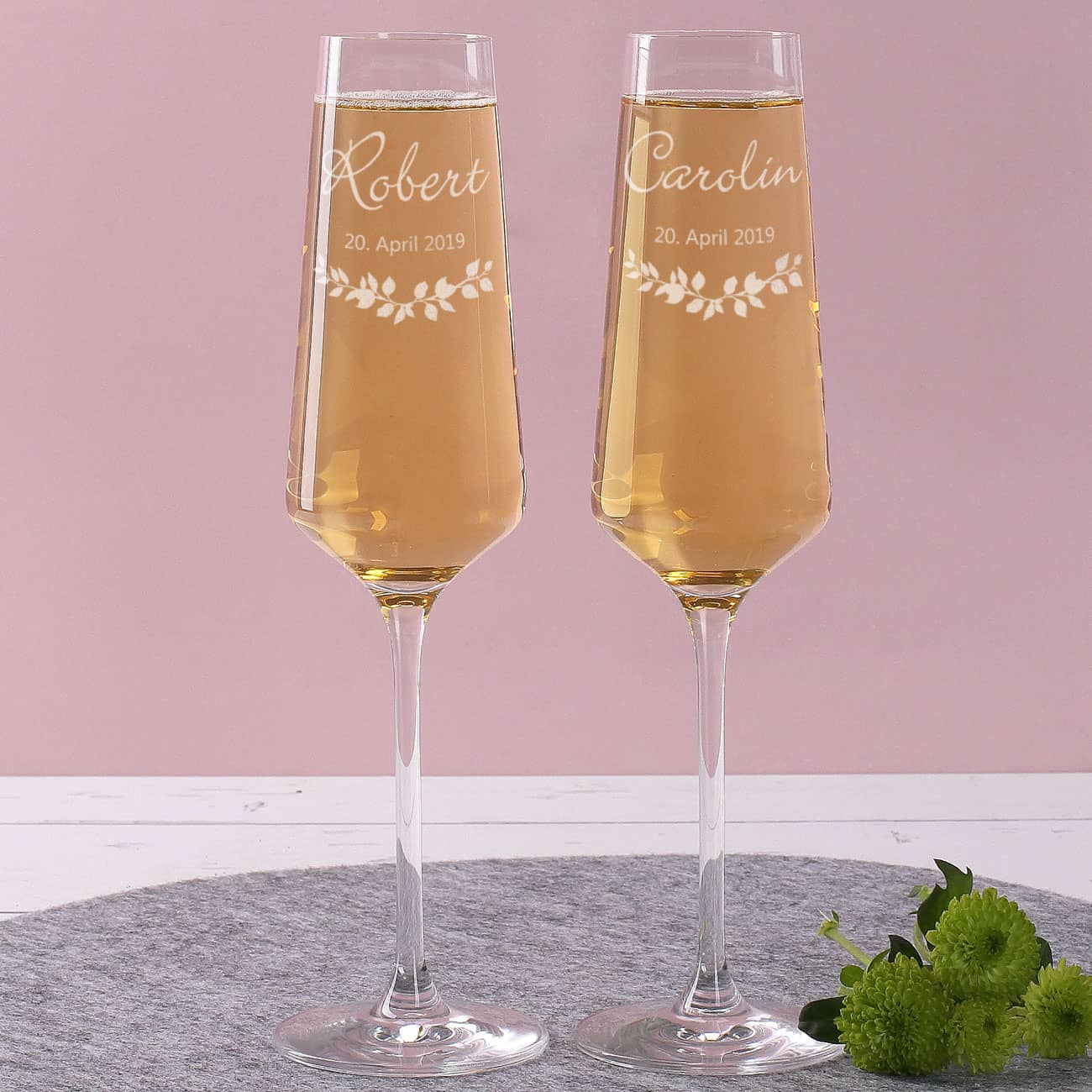 zwei Sektgläser mit Wunschname eins, zwei und Datum Graviert