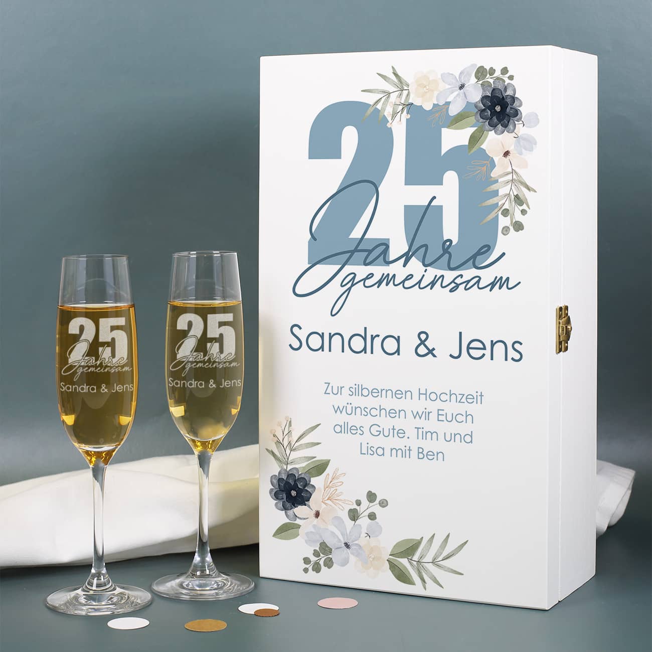 Geschenkset zur silbernen Hochzeit mit zwei Sektgläsern mit Gravur und personalisierter Geschenkverpackung