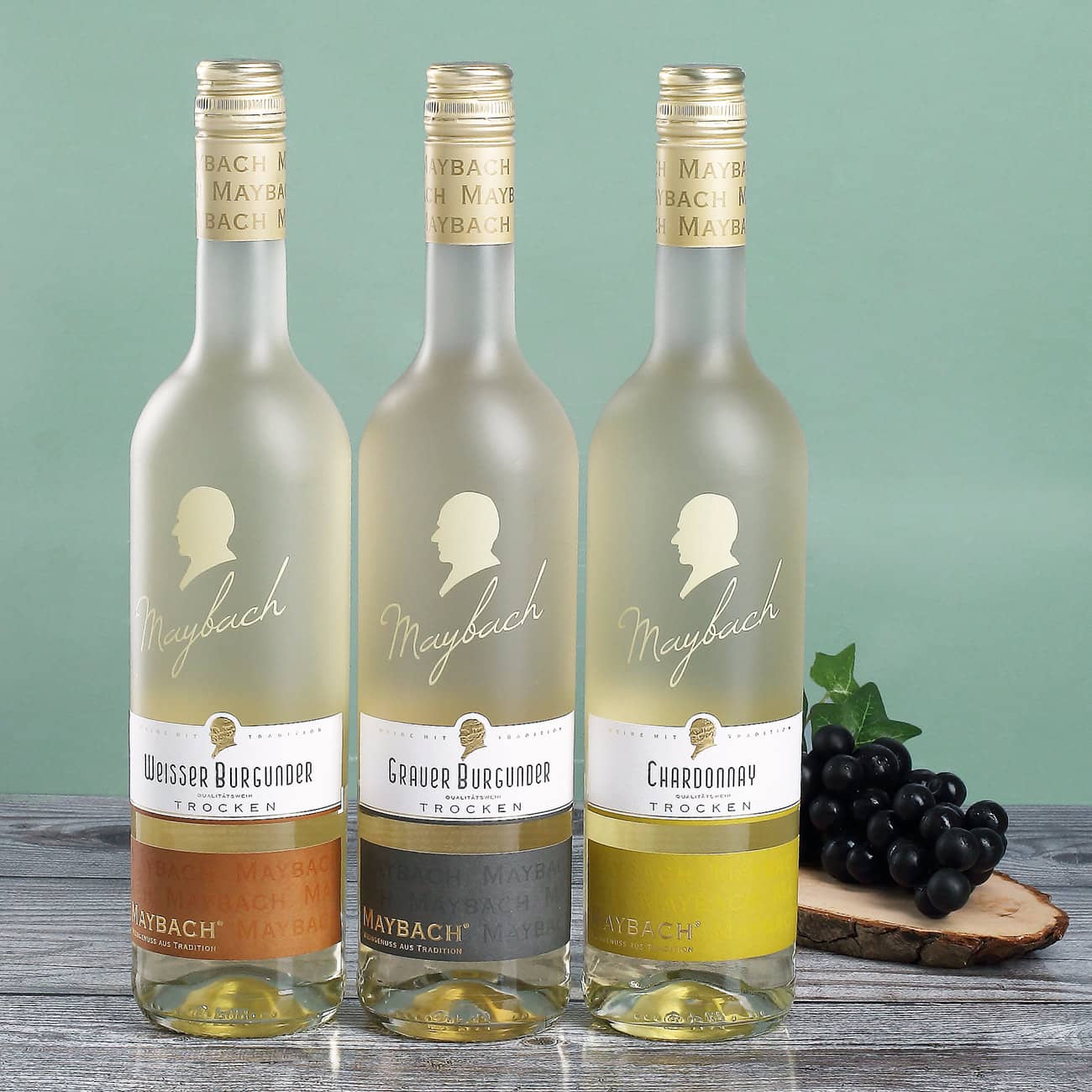 Gravierte Weingläser mit Weißwein in festlicher Holzverpackung zur Hochzeit