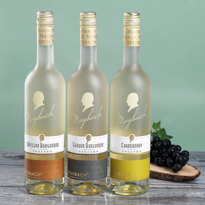 Gravierte Weingläser mit Weißwein in festlicher Holzverpackung zur Hochzeit