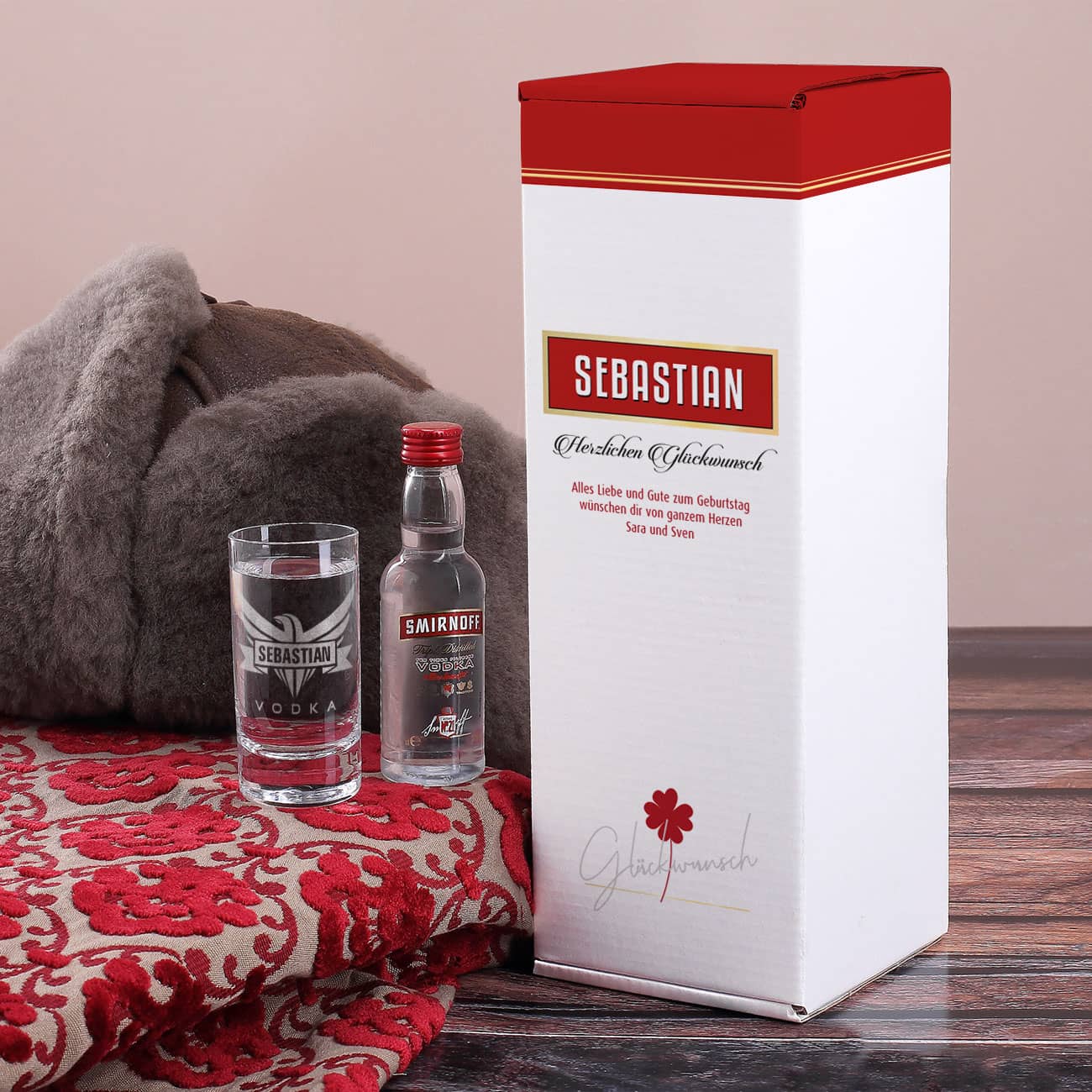 Vodka Smirnoff Geschenkbox mit Vodkaflasche graviertem Vodkaglas und bedruckter Papp-Schachtel