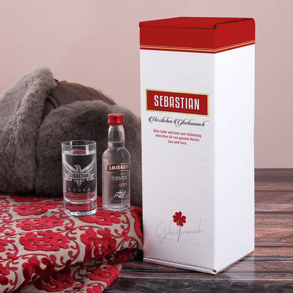 Vodka Smirnoff Geschenkbox mit Vodkaflasche graviertem Vodkaglas und bedruckter Papp-Schachtel