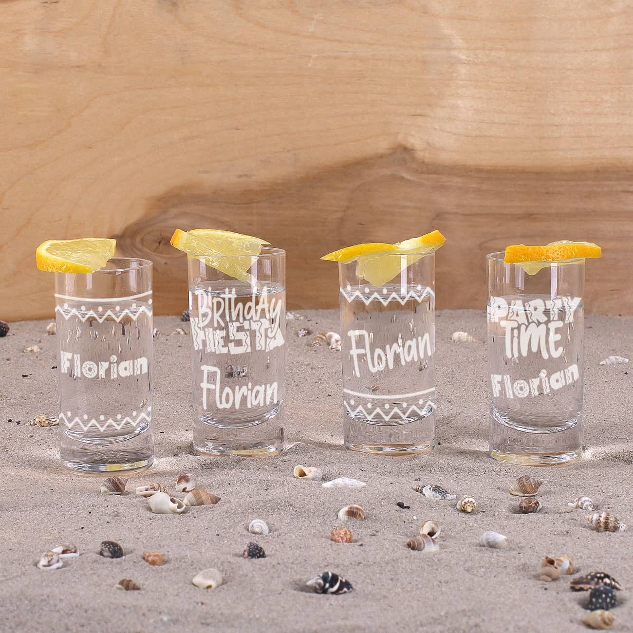 Vier kleine Schnapsgläser mit Ihrem Wunschnamen graviert