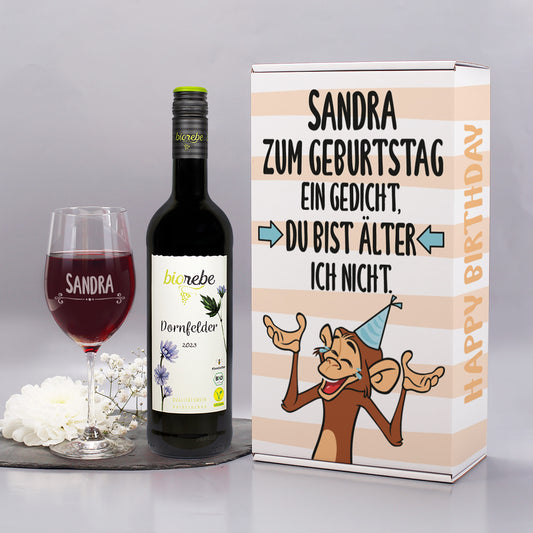 Geschenkset mit Biorebe Dornfelder Rotwein, graviertem Weinglas mit Name Sandra und Geschenkbox mit lustigem Affenmotiv und Spruch „Zum Geburtstag ein Gedicht, du bist älter, ich nicht.“