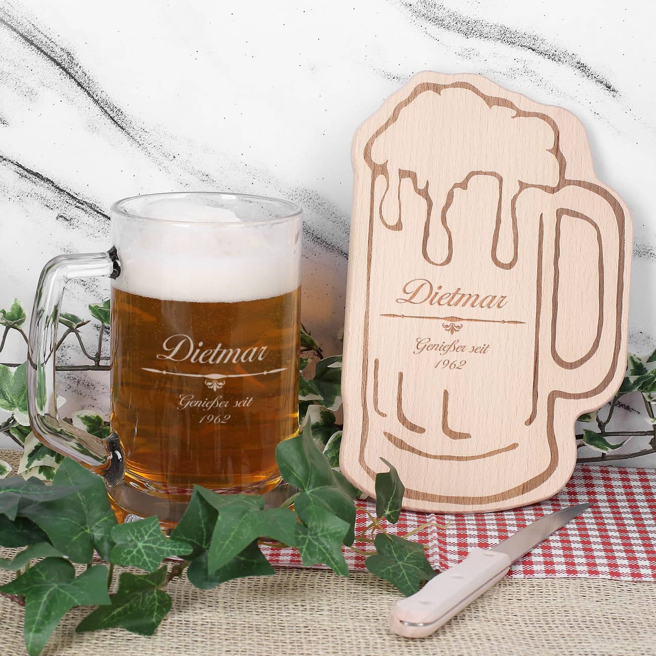 Bier-Set aus Bierkrug und Holzbrettchen