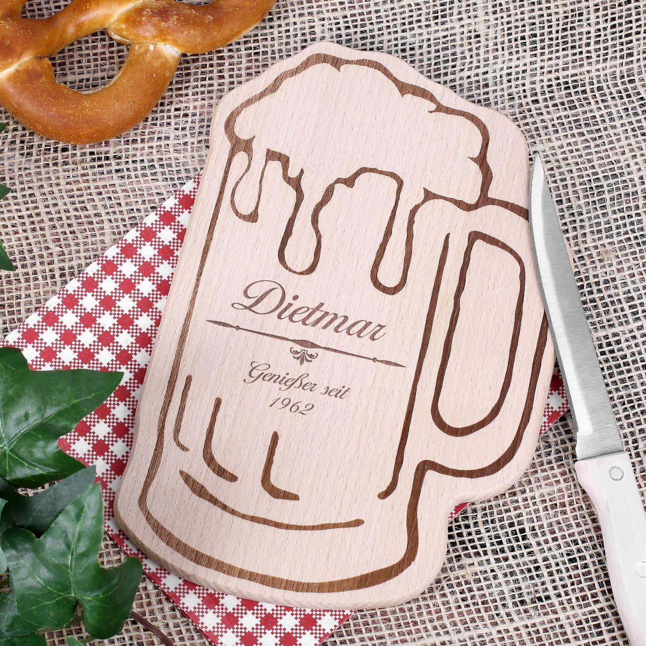 Holzbrettchen in Bierkrugform mit Gravur