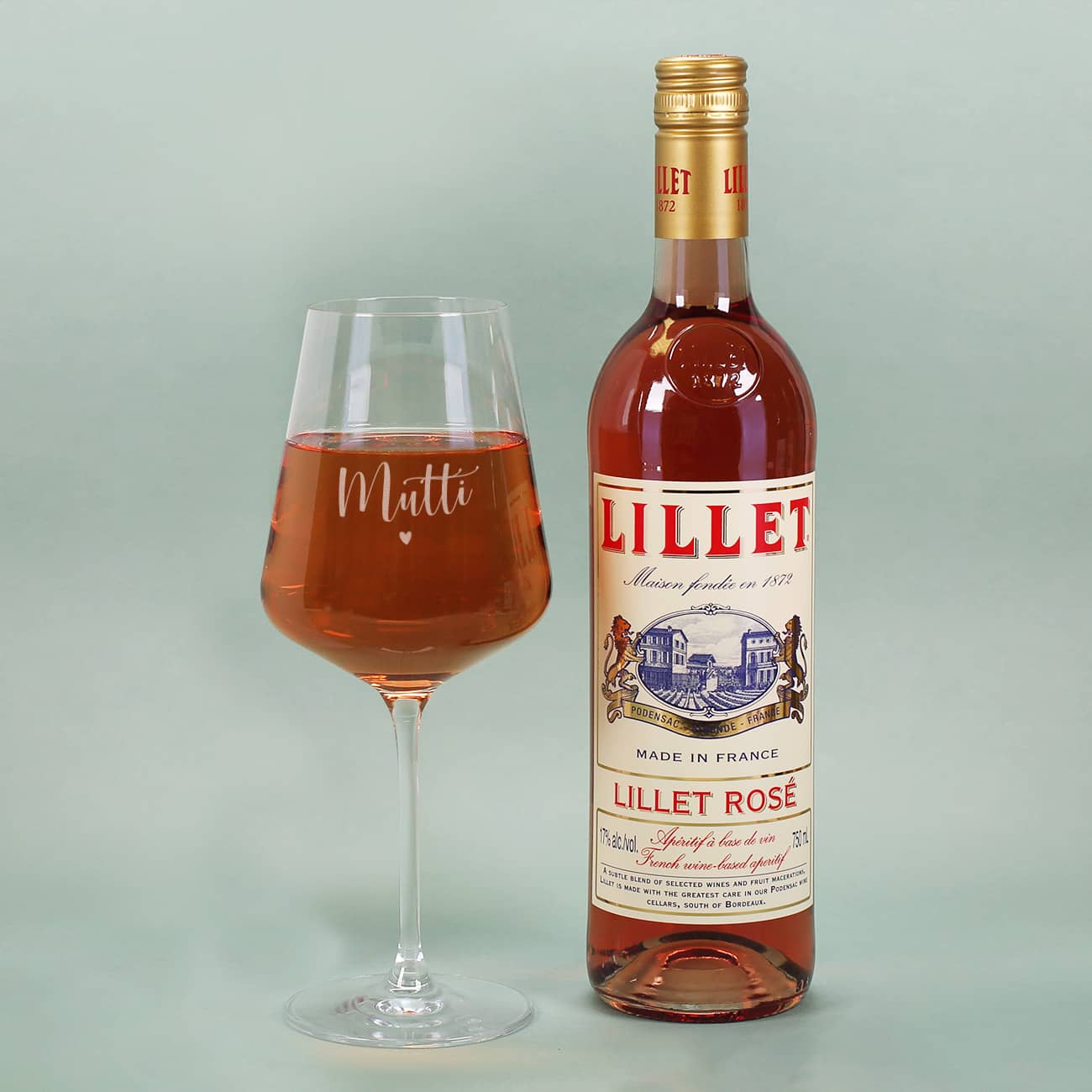 Lillet Rosé mit Weinglas samt Namensgravur und kleinen Herz gestaltet