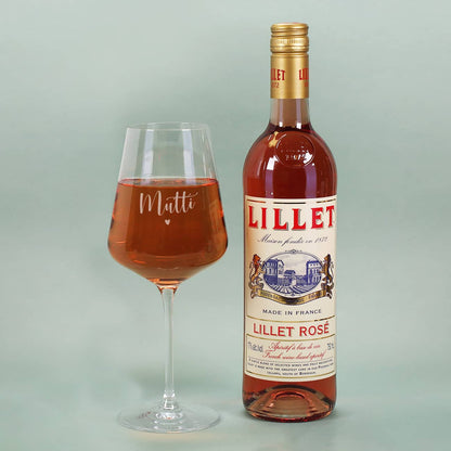Lillet Rosé mit Weinglas samt Namensgravur und kleinen Herz gestaltet