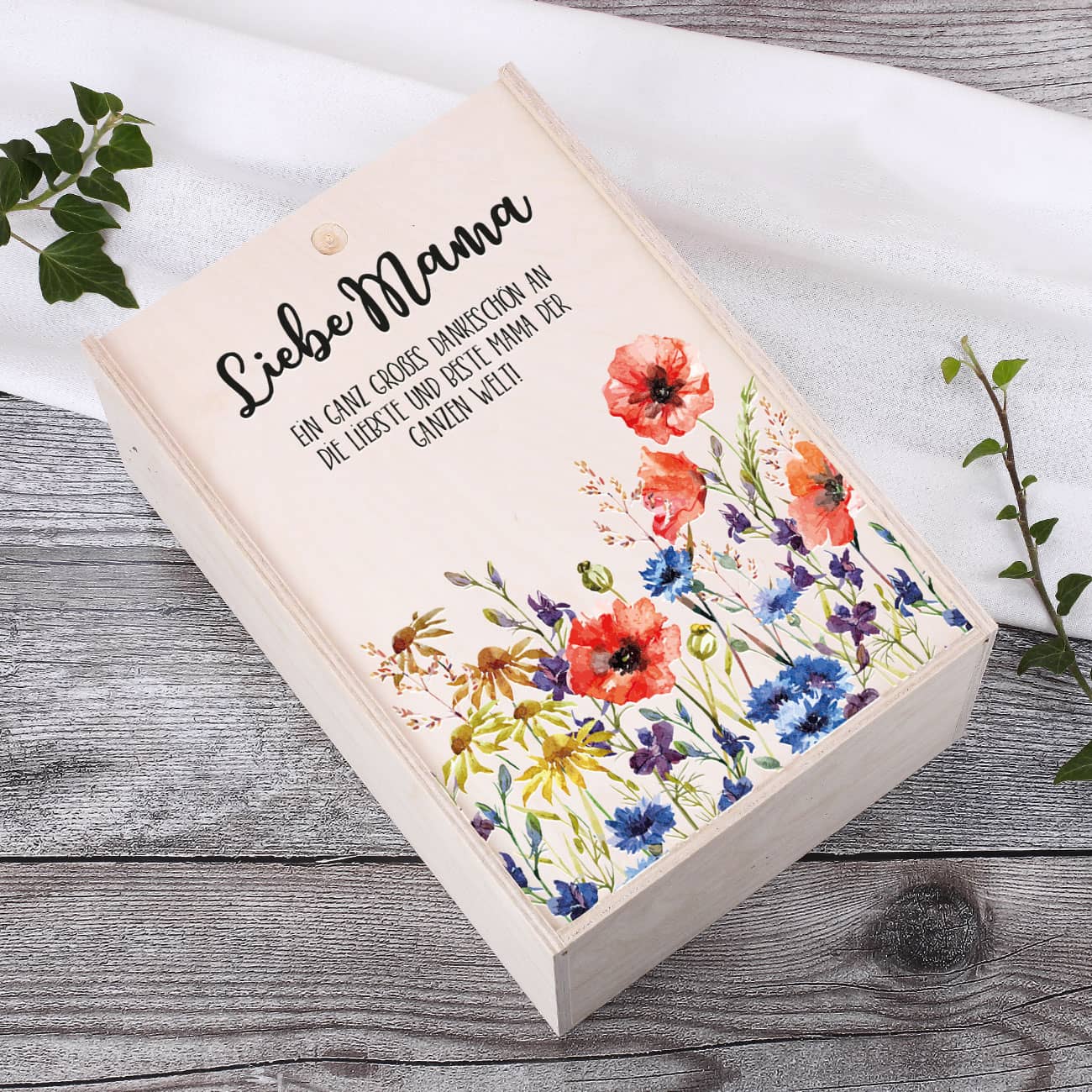 Geschenkbox aus Holz mit Frühlingswiese, den Worten "Liebe Mama" und einem Text Ihrer Wahl bedruckt