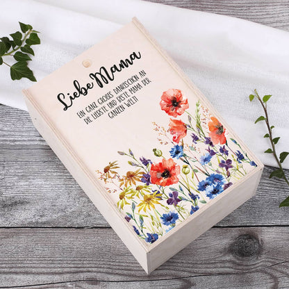 Geschenkbox aus Holz mit Frühlingswiese, den Worten "Liebe Mama" und einem Text Ihrer Wahl bedruckt