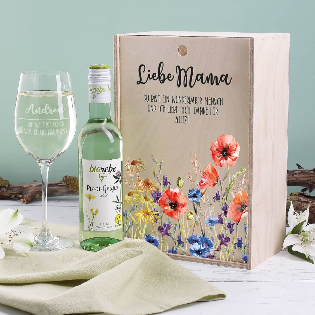Tolles Weißwein Geschenkset zum Muttertag mit graviertem Weinglas, Biorebe Weißwein und Holzbox mit Ihrem Wunschtext bedruckt