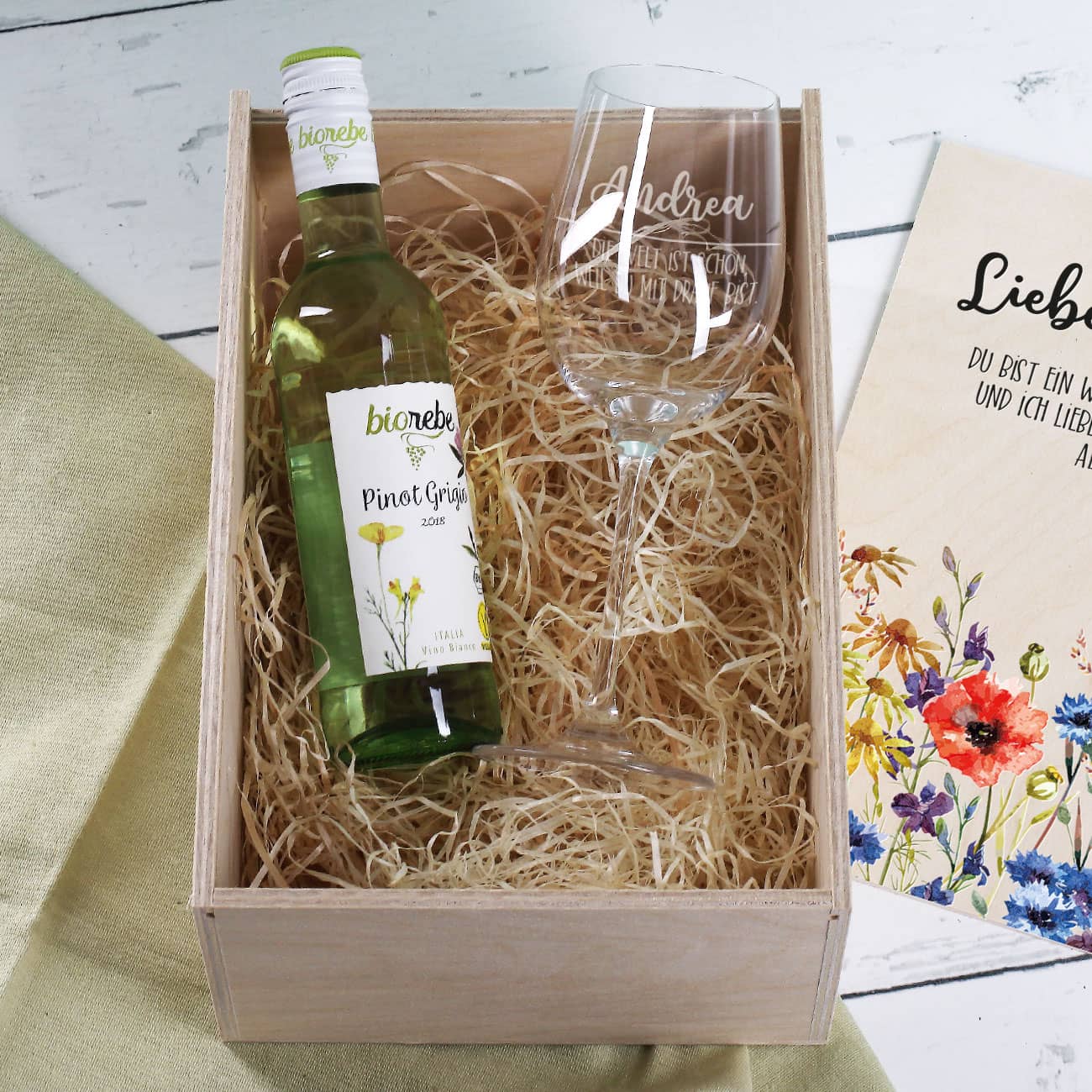 Stimmiges Geschenkset zum Muttertag mit Weißwein, persönlich graviertem Weinglas und passender Verpackung