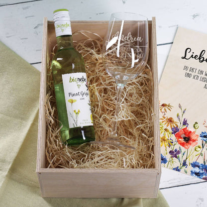 Stimmiges Geschenkset zum Muttertag mit Weißwein, persönlich graviertem Weinglas und passender Verpackung
