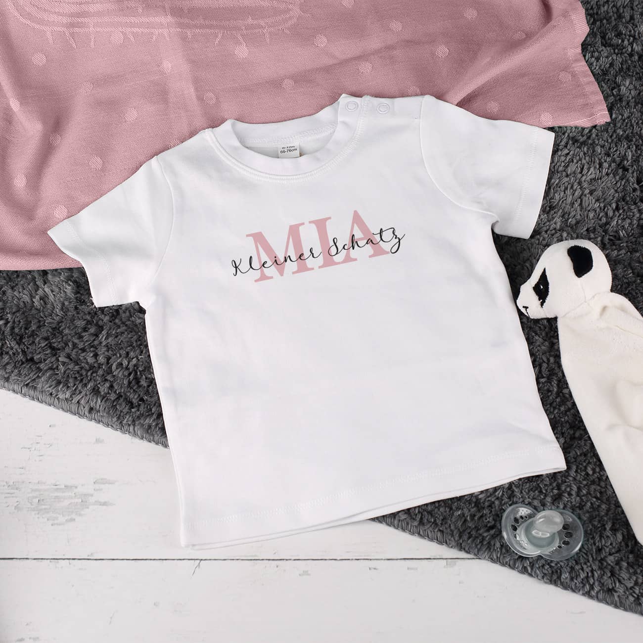 Babyshirt mit rosa Namen