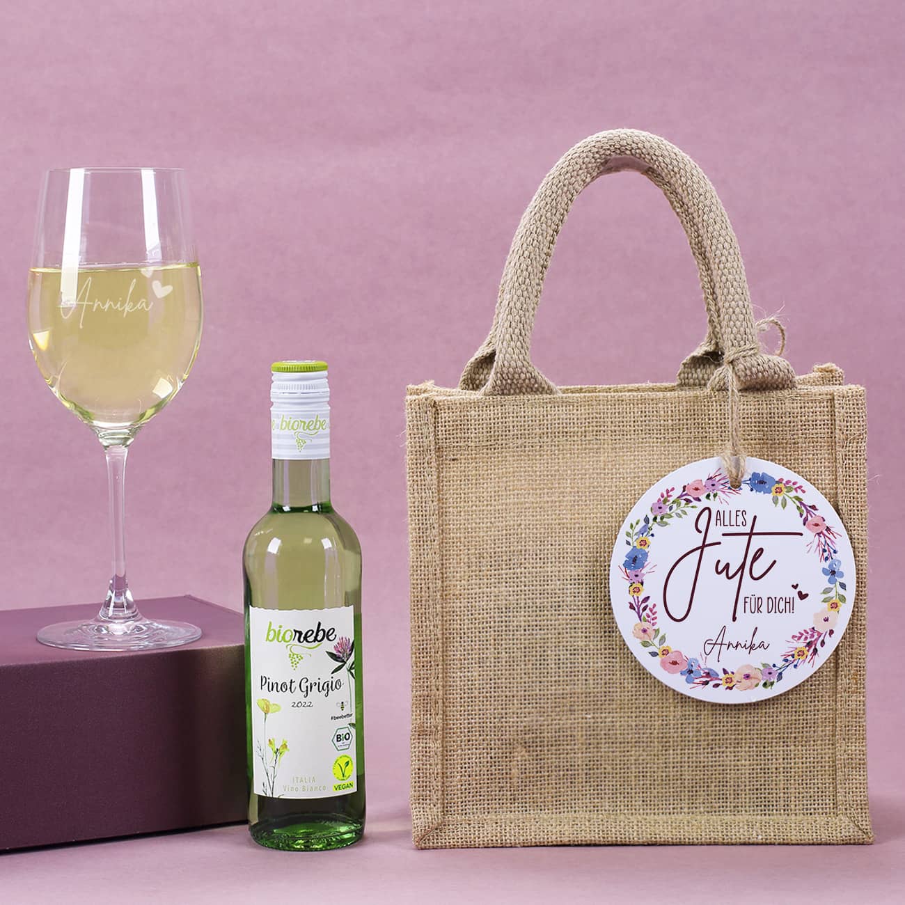 Geschenkset mit kleiner Flasche Weißwein, graviertem Weinglas & Jutebeutel mit personalisiertem Anhänger