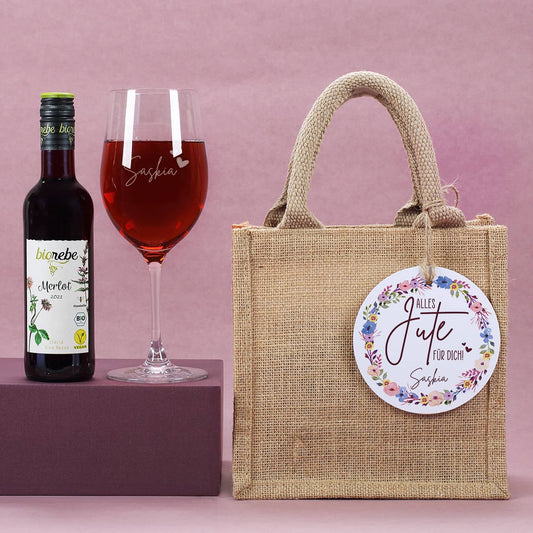 Geschenkset mit kleiner Flasche Rotwein, graviertem Weinglas & Jutebeutel mit personalisiertem Anhänger