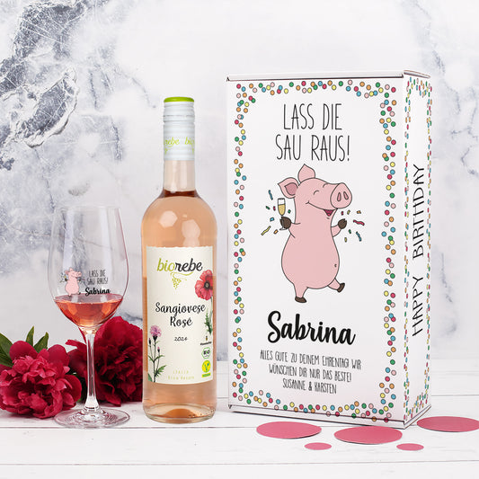 Geschenkset mit Roséwein, graviertem Weinglas und Geburtstagsbox „Lass die Sau raus!“ mit Name Sabrina