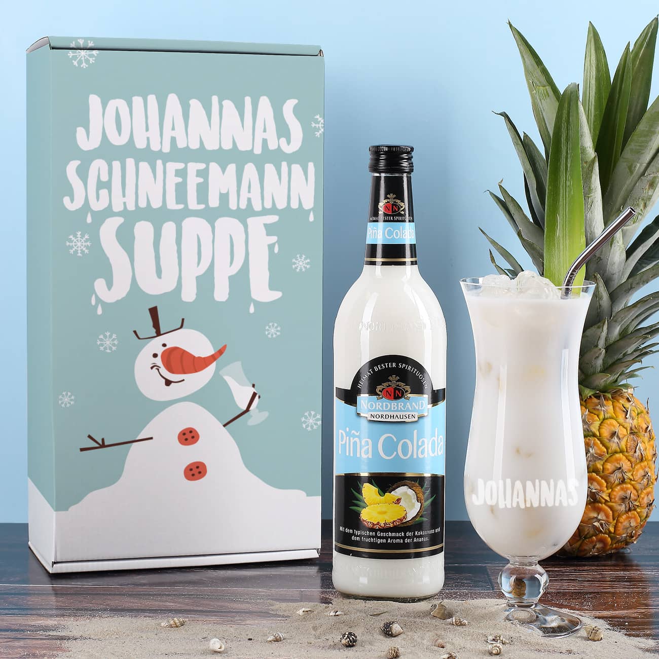 Geschenkset mit personalisierter Geschenkverpackung, graviertem Glas und Pina Colada Getränk