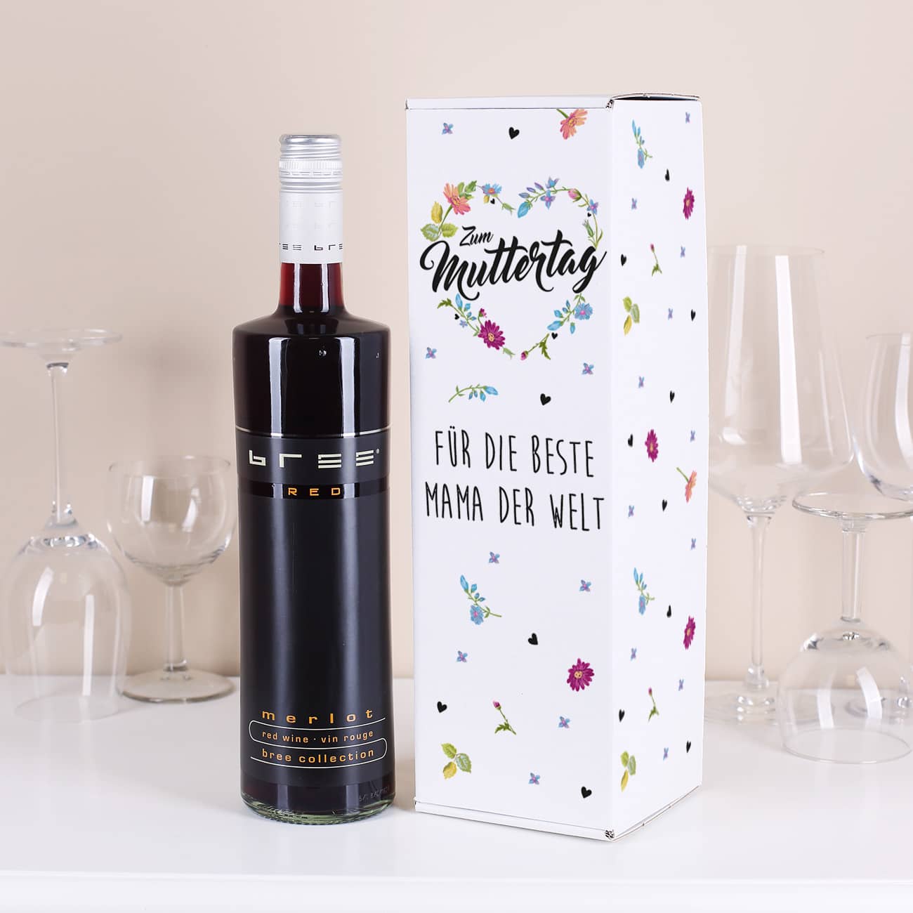 Blumenherz Motiv mit Wunschtext zum Muttertag auf einer Flaschenverpackung mit Wein