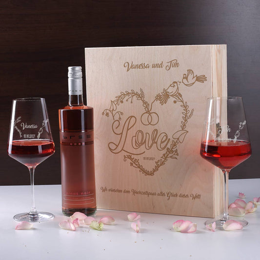 Wein-Geschenkset zur Hochzeit mit personalisierter Holzbox und gravierten Weingläsern