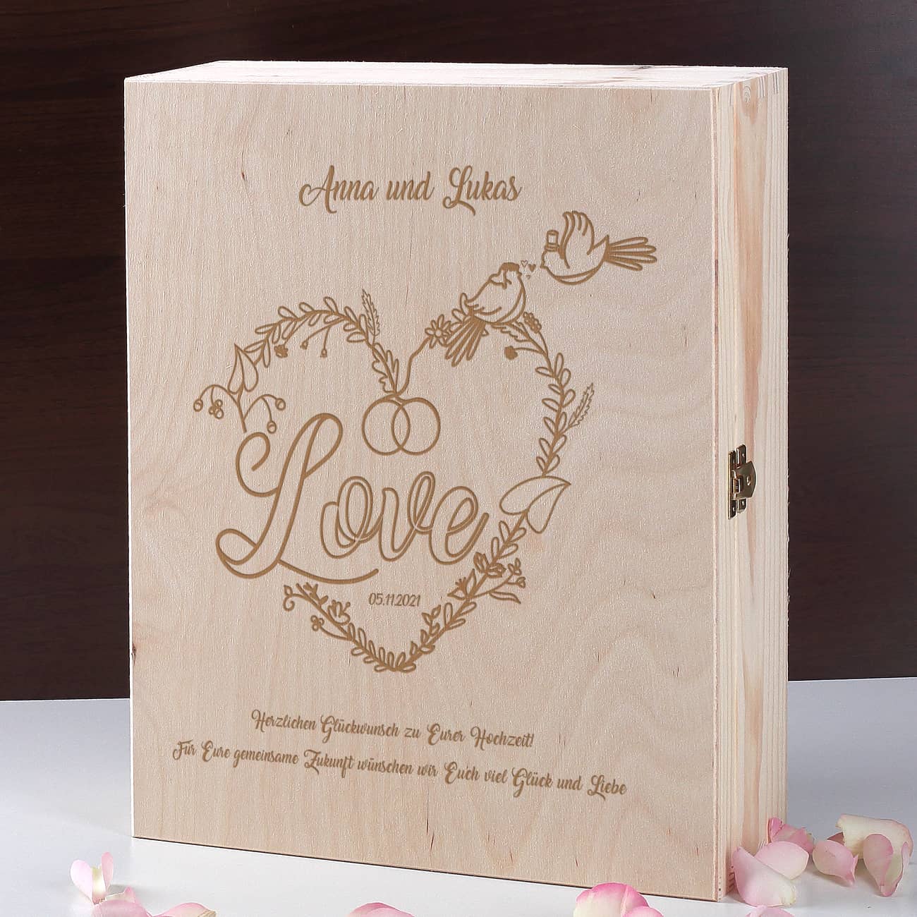 Individuell gravierte Holzbox mit Line Art als süße Geschenkverpackung zur Hochzeit