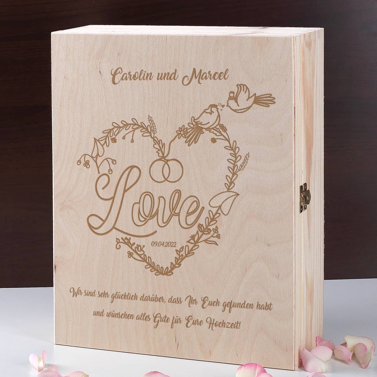 Große Holzbox mit Ihren persönlichen Wunschnamen, -datum und -text