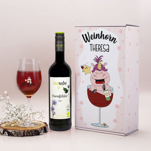 Geschenkset Weinhorn Theresa mit Biorebe Dornfelder Rotwein, graviertem Weinglas und rosa Geschenkbox mit Einhorn-Motiv