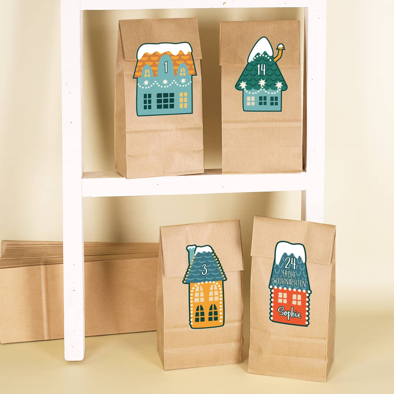 24 Papiertüten mit Aufklebern als Adventskalender