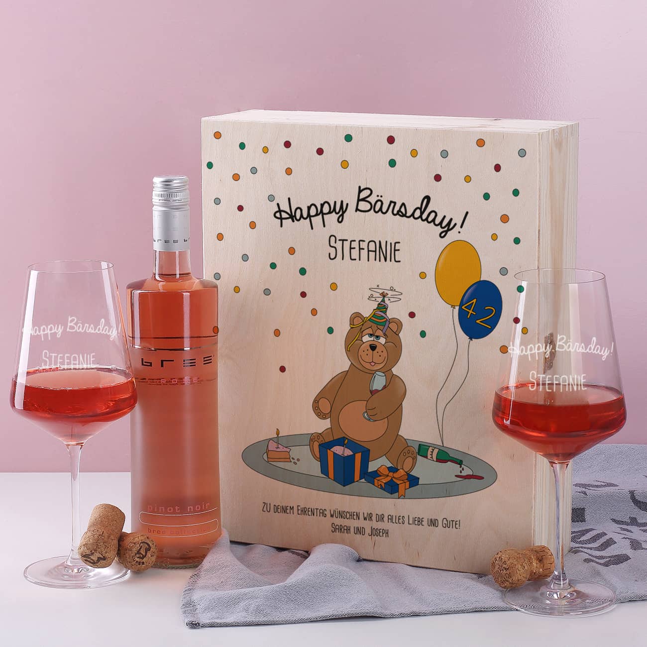 Lustiges Geschenkset zum Geburtstag mit personalisierter Holzbox, Bree- Rosewein und garvierten Weingläsern im 2er-Set